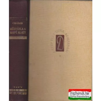 Réztábla a kapu alatt