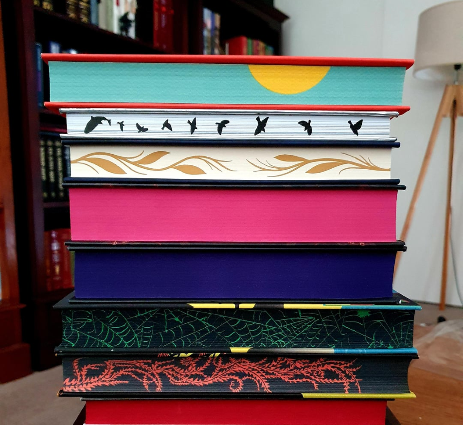 Élfestett és éldekorált könyvek